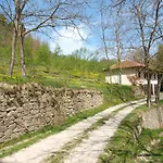 La Collina Degli Scoiattoli Фермерский дом Cravanzana